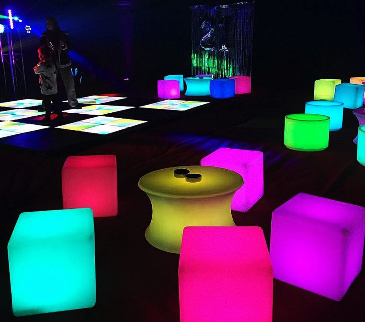 5 cubos LED + 1 mesa LED