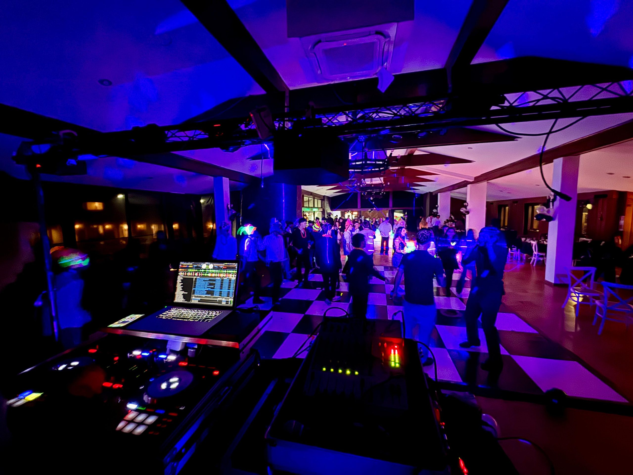 DJ, amplificación e iluminación 1